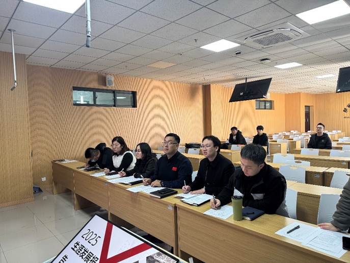 一群人站在桌子边 AI 生成的内容可能不正确。