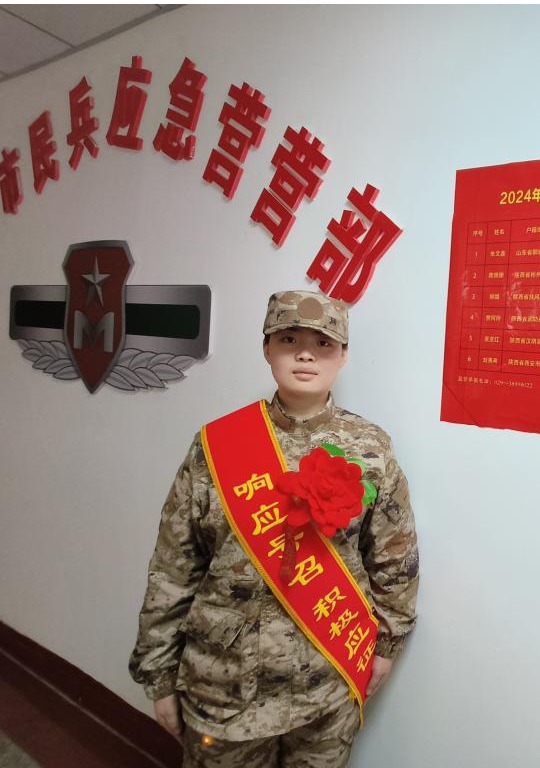 我校朱文鑫同学以咸阳市应征女兵综合素质考评第一名的成绩光荣入伍